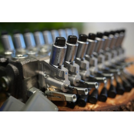 Walvoil DPX100-Ventil mit 9 Funktionen und Scanreco RC400 G2B mit 3 Joysticks