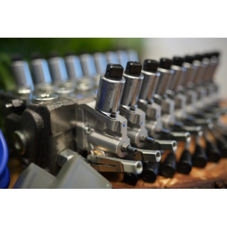 Walvoil DPX100-Ventil mit 9 Funktionen und Scanreco RC400 G2B mit 3 Joysticks