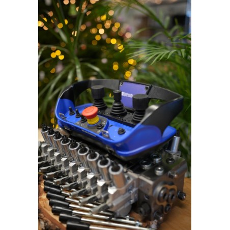 Walvoil DPX100-Ventil mit 9 Funktionen und Scanreco RC400 G2B mit 3 Joysticks