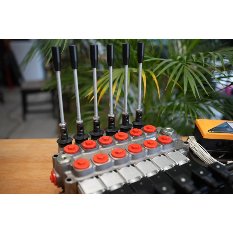 Hydraulikventil 6 -spool Q95 120 L/Min 12V/24V + Juuko Wireless Control Panel