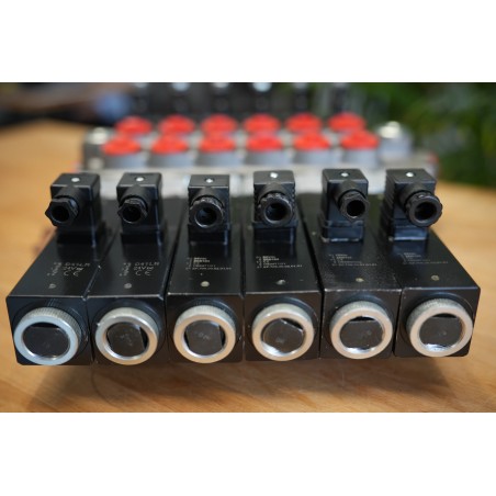 6 Sektionen Wegeventil Galtech Q95, 120 l/min, 31 GPM, elektromagnetisch, 24 V + Hebel