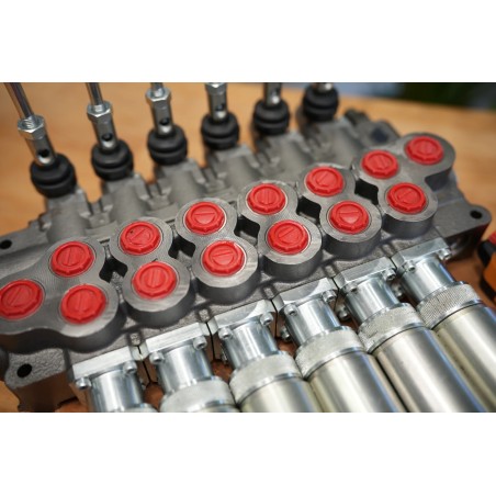 Hydraulikventil 6 Sektionen HM line, 60 l/min (16 gpm), 24 V, doppeltwirkend für Zylinderschieber + Funkfernbedienung Ein/Aus