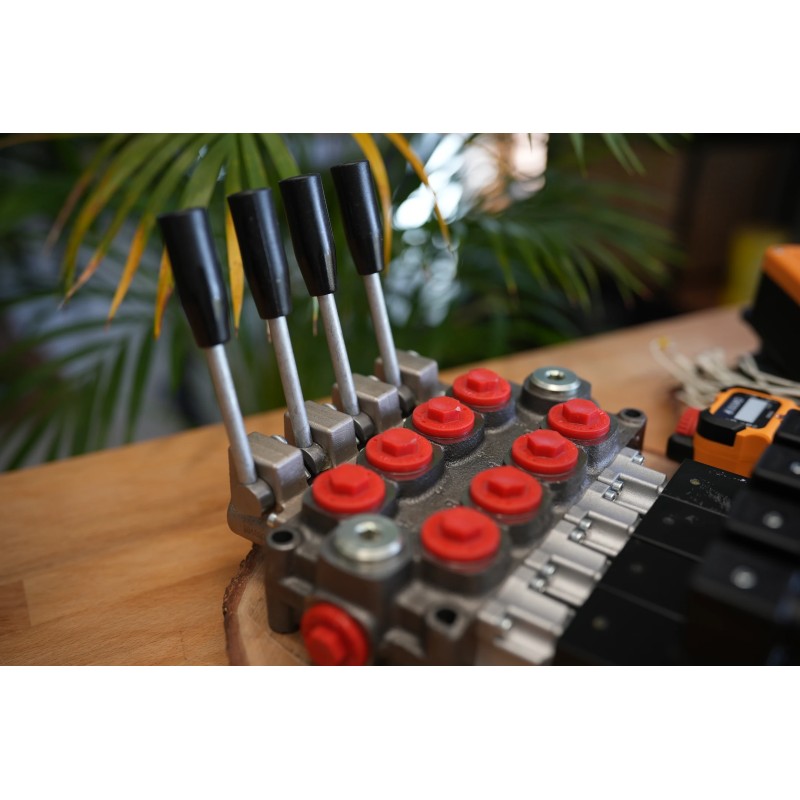 Hydraulikventil 4-spool 60 L/Min 24 V + Juuko Funkfernsteuerung