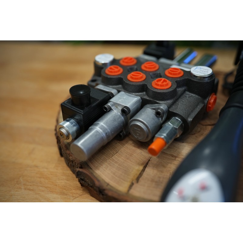 Hydraulikventil 3 Funktionen, 40 l/min (11 GMP), Monoblock 2p40 mit einer Schwimmfunktion + 3. elektrische Funktion + Joystick