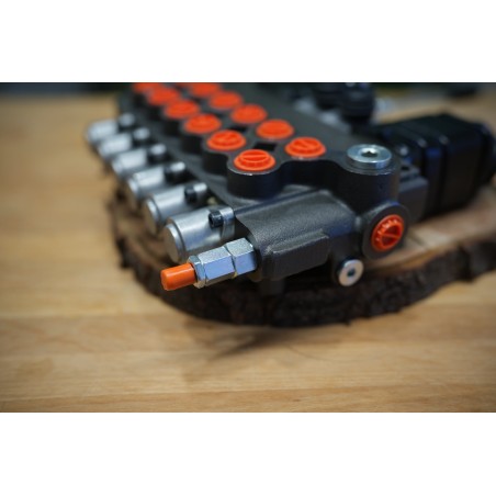 Ein 6-Wege-Ventil mit einem Durchfluss von 80 lm/min, ausgestattet mit zwei Hebeln und zwei Joysticks