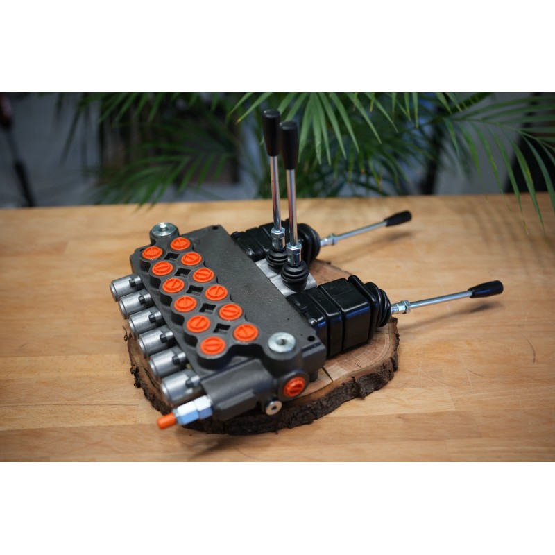 Ein 6-Wege-Ventil mit einem Durchfluss von 80 lm/min, ausgestattet mit zwei Hebeln und zwei Joysticks