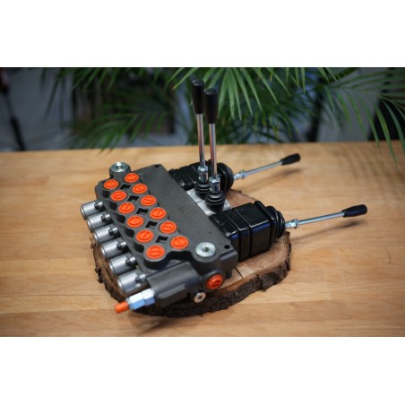 Ein 6-Wege-Ventil mit einem Durchfluss von 80 lm/min, ausgestattet mit zwei Hebeln und zwei Joysticks