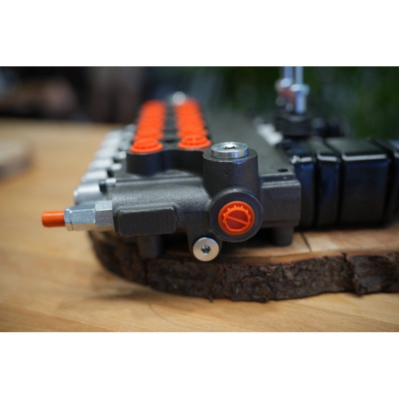 Ein 6-Wege-Ventil mit einem Durchfluss von 80 lm/min, ausgestattet mit zwei Hebeln und zwei Joysticks