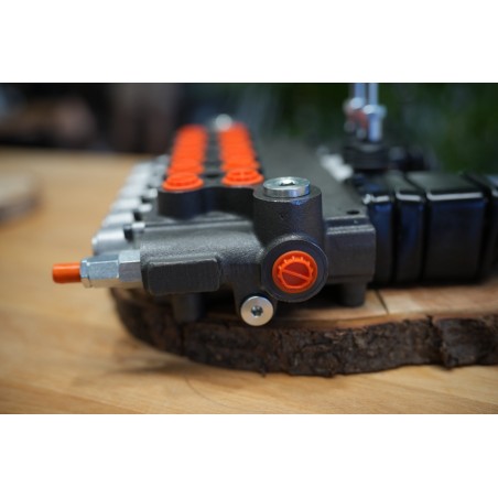 Ein 6-Wege-Ventil mit einem Durchfluss von 80 lm/min, ausgestattet mit zwei Hebeln und zwei Joysticks