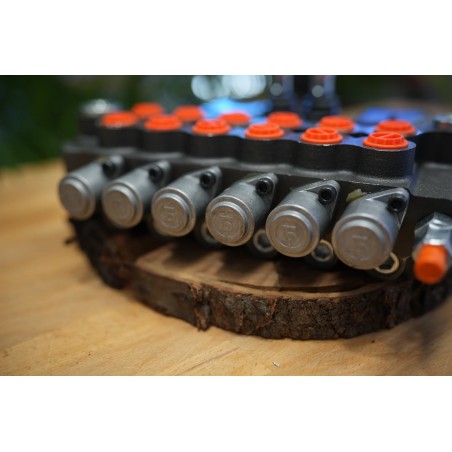 Ein 6-Wege-Ventil mit einem Durchfluss von 80 lm/min, ausgestattet mit zwei Hebeln und zwei Joysticks