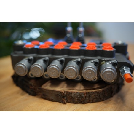 Ein 6-Wege-Ventil mit einem Durchfluss von 80 lm/min, ausgestattet mit zwei Hebeln und zwei Joysticks