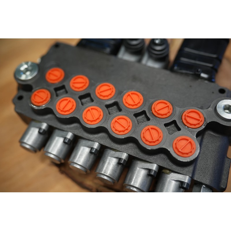 Ein 6-Wege-Ventil mit einem Durchfluss von 80 lm/min, ausgestattet mit zwei Hebeln und zwei Joysticks