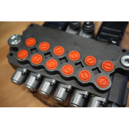 Ein 6-Wege-Ventil mit einem Durchfluss von 80 lm/min, ausgestattet mit zwei Hebeln und zwei Joysticks