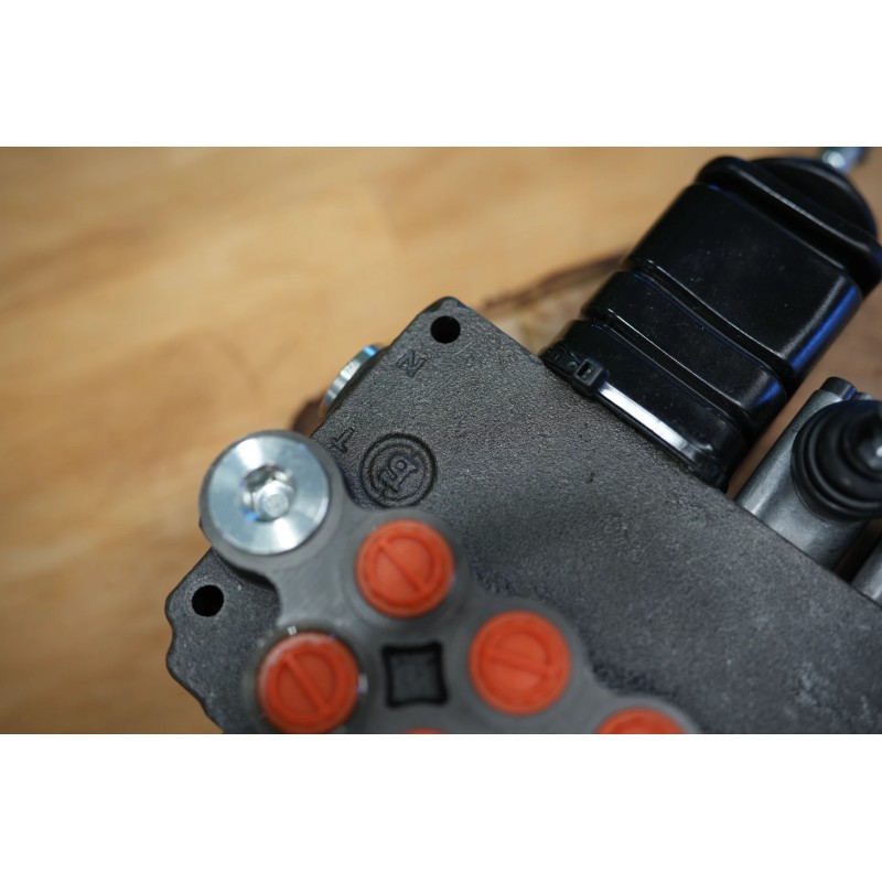 Ein 6-Wege-Ventil mit einem Durchfluss von 80 lm/min, ausgestattet mit zwei Hebeln und zwei Joysticks