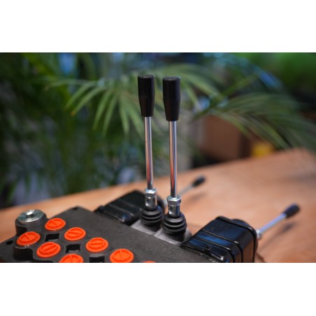 Ein 6-Wege-Ventil mit einem Durchfluss von 80 lm/min, ausgestattet mit zwei Hebeln und zwei Joysticks