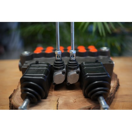 Ein 6-Wege-Ventil mit einem Durchfluss von 80 lm/min, ausgestattet mit zwei Hebeln und zwei Joysticks