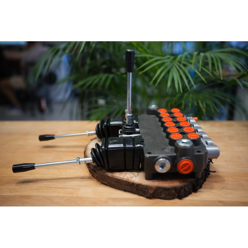 Ein 6-Wege-Ventil mit einem Durchfluss von 80 lm/min, ausgestattet mit zwei Hebeln und zwei Joysticks