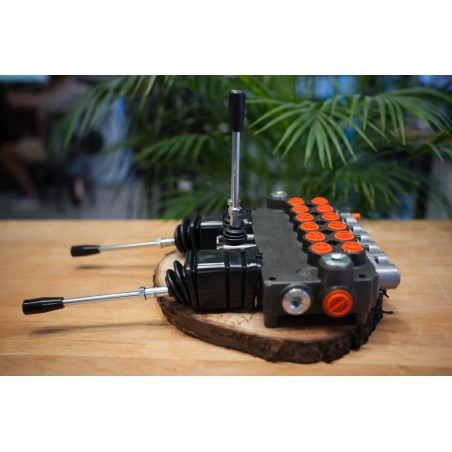 Ein 6-Wege-Ventil mit einem Durchfluss von 80 lm/min, ausgestattet mit zwei Hebeln und zwei Joysticks