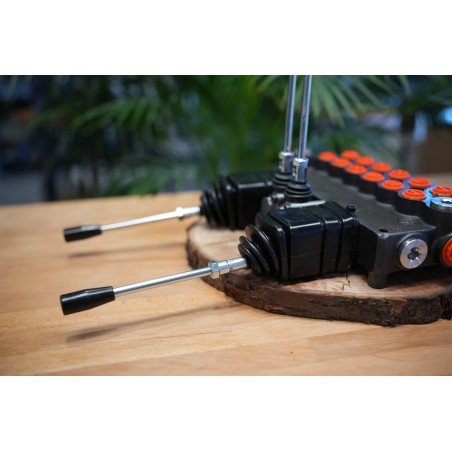 Ein 6-Wege-Ventil mit einem Durchfluss von 80 lm/min, ausgestattet mit zwei Hebeln und zwei Joysticks