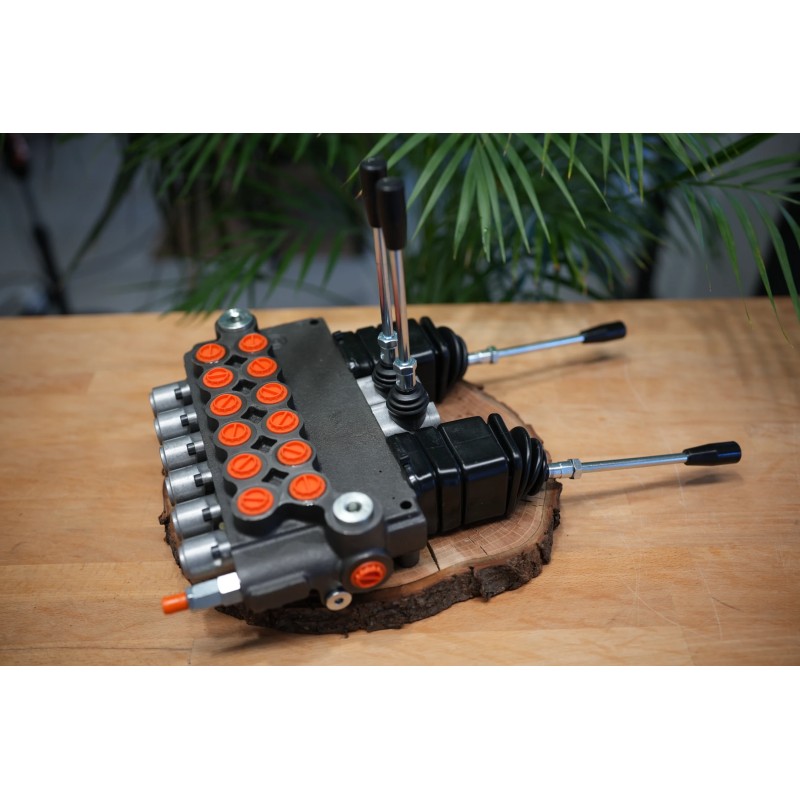 Ein 6-Wege-Ventil mit einem Durchfluss von 80 lm/min, ausgestattet mit zwei Hebeln und zwei Joysticks
