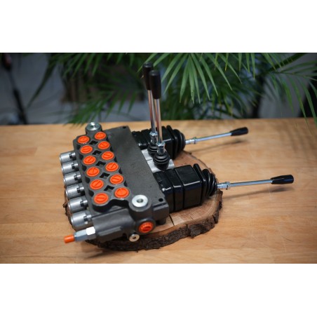 Ein 6-Wege-Ventil mit einem Durchfluss von 80 lm/min, ausgestattet mit zwei Hebeln und zwei Joysticks
