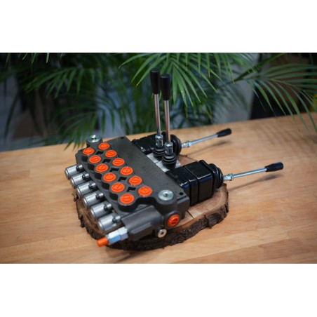 Ein 6-Wege-Ventil mit einem Durchfluss von 80 lm/min, ausgestattet mit zwei Hebeln und zwei Joysticks